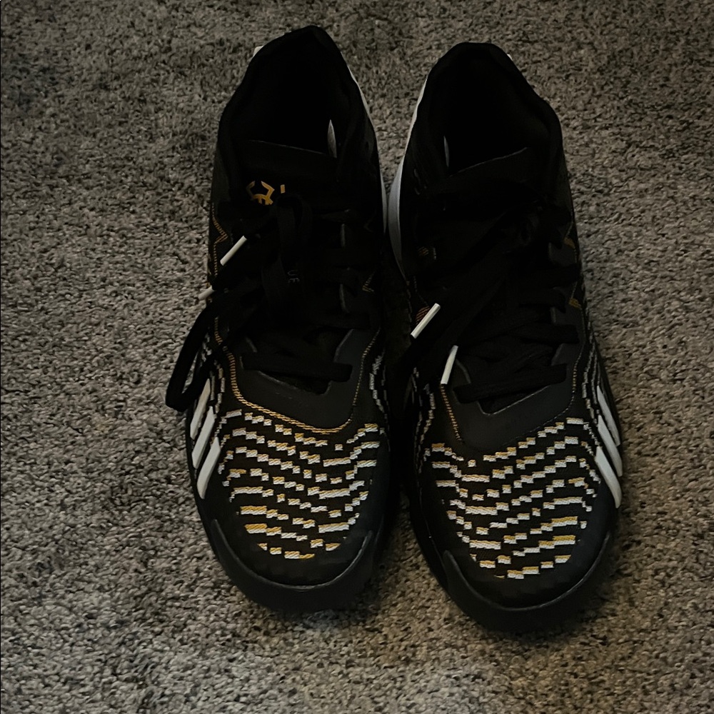 Black and Gold Athletic Shoes don issue 4
